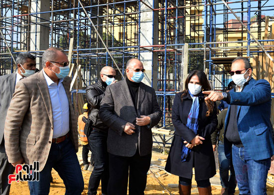 محافظ القاهرة ومساعد أول رئيس الوزراء يتفقدان مواقع عمل مشروع حدائق الفسطاط (2)