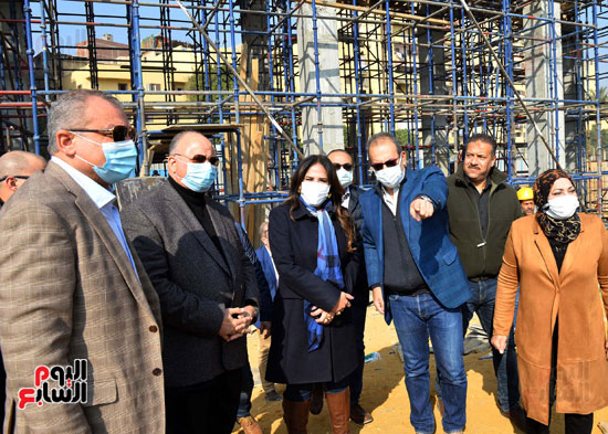 محافظ القاهرة ومساعد أول رئيس الوزراء يتفقدان مواقع عمل مشروع حدائق الفسطاط (3)