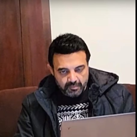 عمرو محمود ياسين يتابع العمل بعد يومين من حادث السيارة