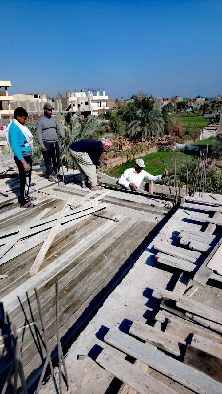 إيقاف أعمال بناء مخالف بحي المطار بمدينة الأقصر (3)