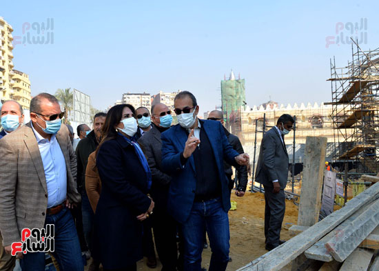 محافظ القاهرة ومساعد أول رئيس الوزراء يتفقدان مواقع عمل مشروع حدائق الفسطاط (1)