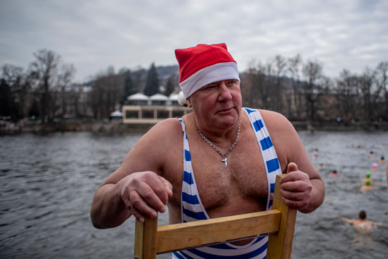 ملابس بابا نويل فى السباحة التقليدية