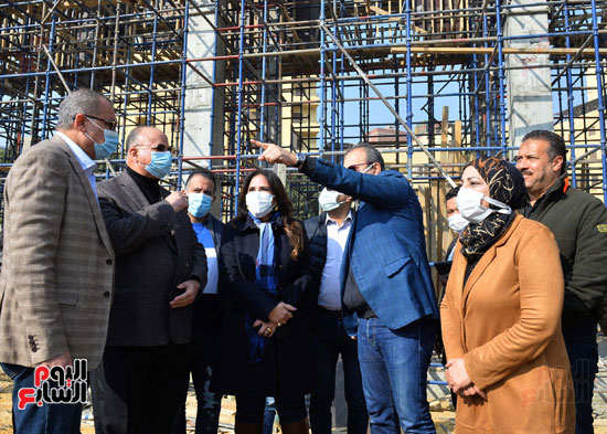 محافظ القاهرة ومساعد أول رئيس الوزراء يتفقدان مواقع عمل مشروع حدائق الفسطاط (9)