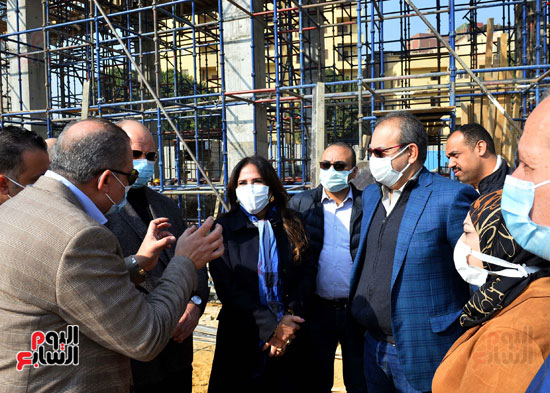 محافظ القاهرة ومساعد أول رئيس الوزراء يتفقدان مواقع عمل مشروع حدائق الفسطاط (14)