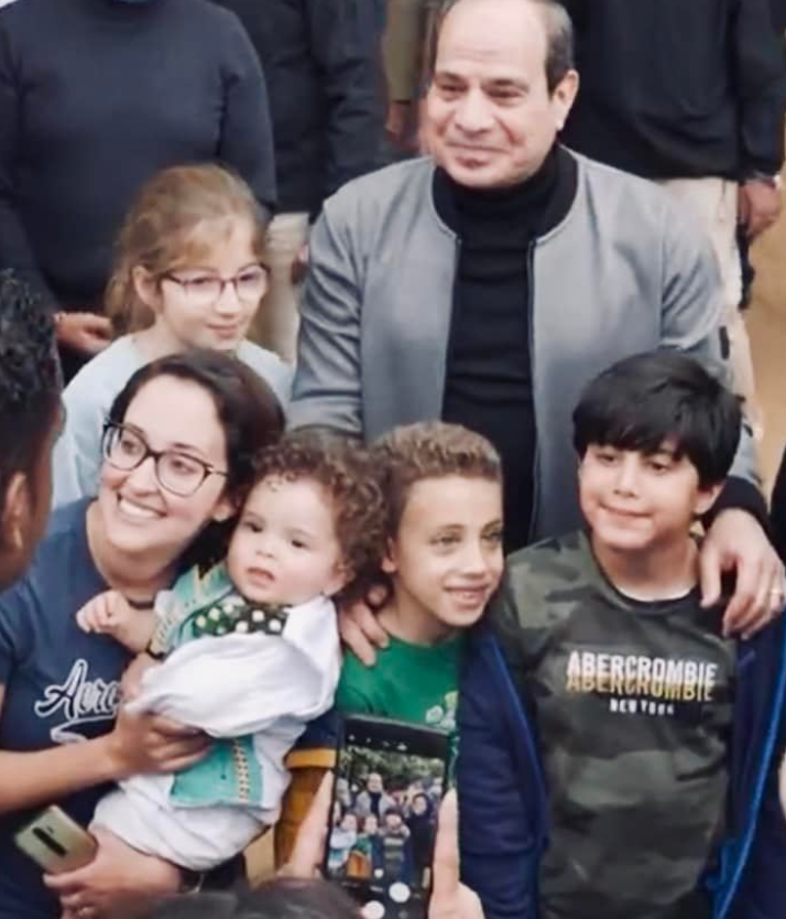 الرئيس يلتقط الصور مع أطفال أسوان
