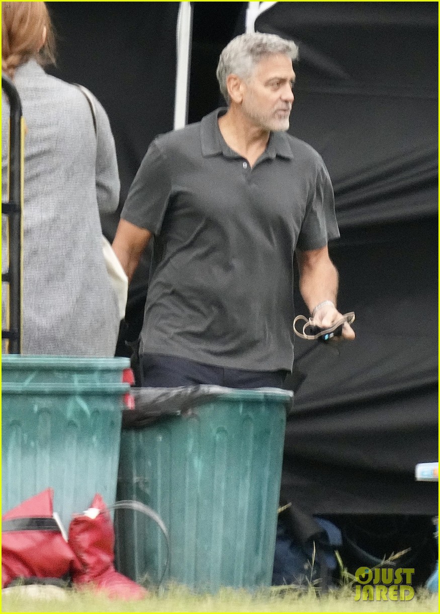 julia-roberts-george-clooney-december-2021-03