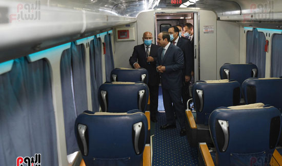 الرئيس السيسي يتفقد القطارات الجديدة فى محطة أسوان