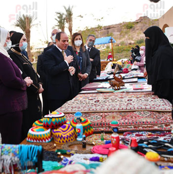 زيارة الرئيس السيسى معرض الحرف اليدوية بمدينة أسوان الجديدة (5)