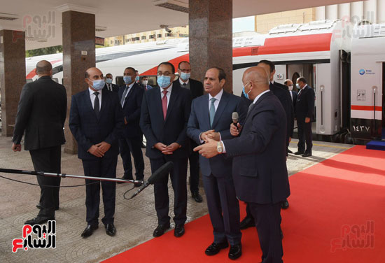 الرئيس السيسي يتفقد القطارات الجديدة فى محطة أسوان (2)