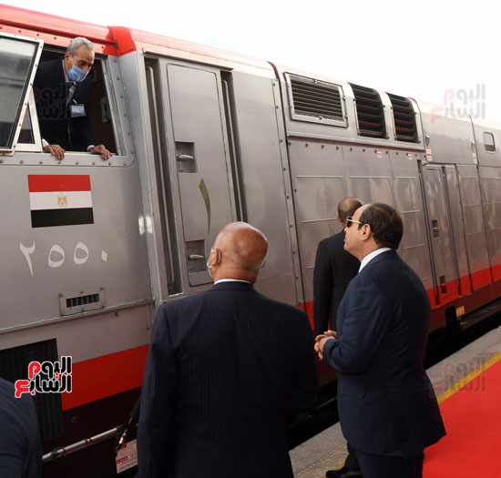 الرئيس السيسي يستمع إلى سائق قطار