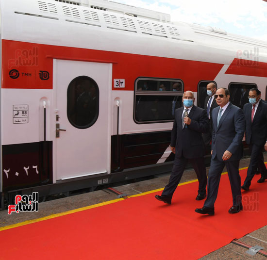 الرئيس السيسي يتفقد القطارات الجديدة فى محطة أسوان (3)