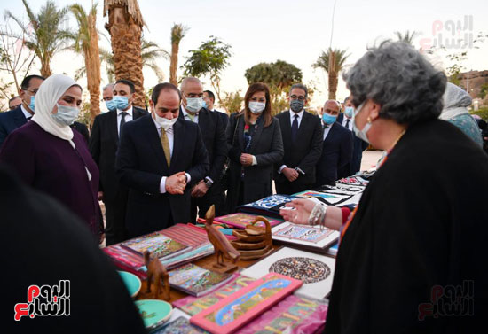 زيارة الرئيس السيسى معرض الحرف اليدوية بمدينة أسوان الجديدة (4)