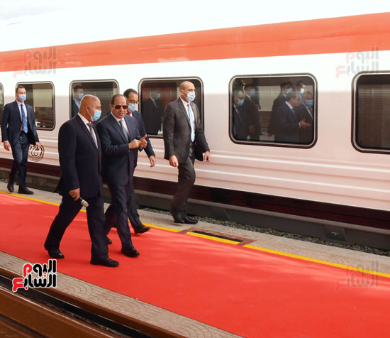 الرئيس السيسي يتفقد القطارات الجديدة فى محطة أسوان (1)