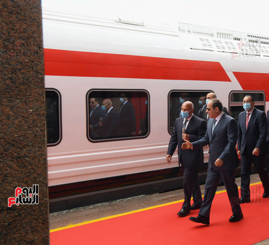 جولة الرئيس السيسي لتفقد القطارات الجديدة فى أسوان