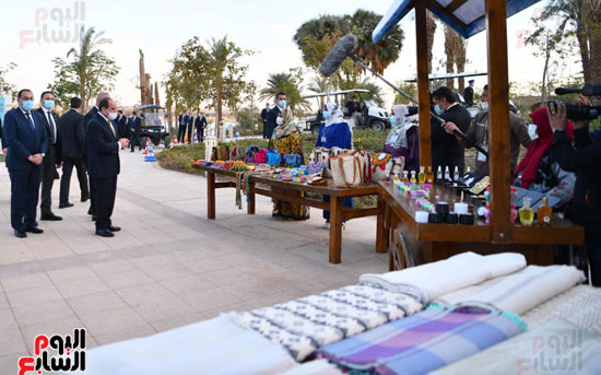 الرئيس السيسى يتفقد معرض الحرف اليدوية بمدينة أسوان الجديدة