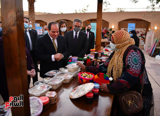 زيارة الرئيس السيسى معرض الحرف اليدوية بمدينة أسوان الجديدة (12)