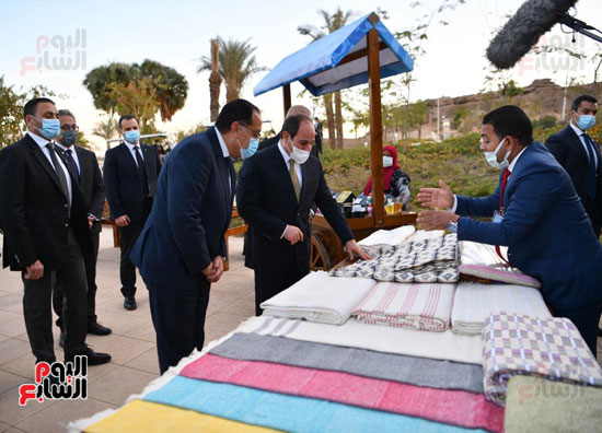 زيارة الرئيس السيسى معرض الحرف اليدوية بمدينة أسوان الجديدة (1)