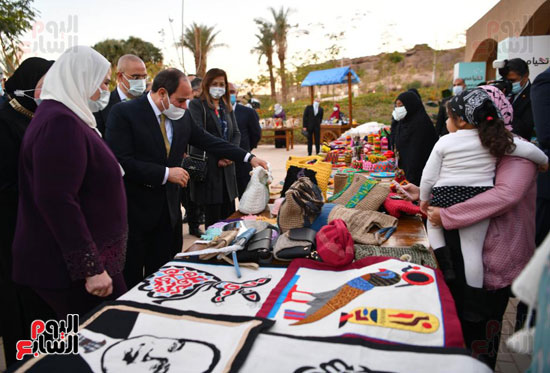 زيارة الرئيس السيسى معرض الحرف اليدوية بمدينة أسوان الجديدة (2)