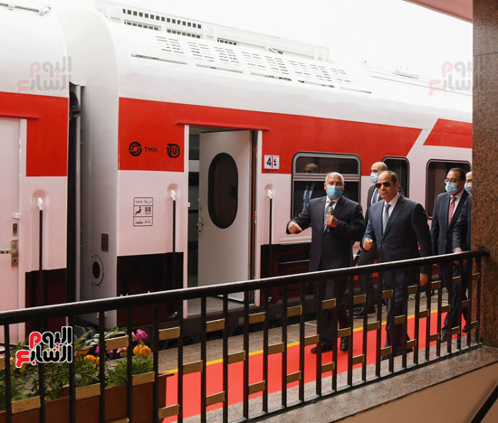 الرئيس السيسي يتابع القطارات الجديدة فى أسوان