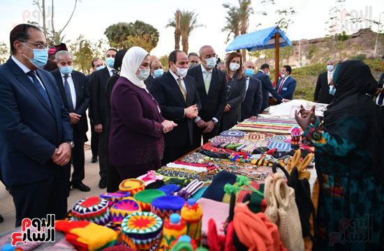 الرئيس السيسى يتفقد معرض الحرف اليدوية بمدينة أسوان الجديدة (3)