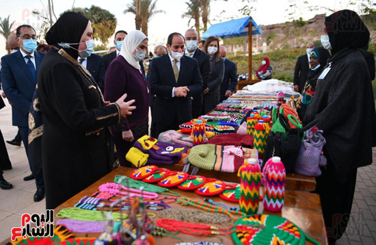 الرئيس السيسى يتفقد معرض الحرف اليدوية بمدينة أسوان الجديدة (4)
