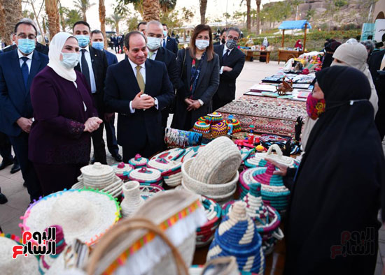 زيارة الرئيس السيسى معرض الحرف اليدوية بمدينة أسوان الجديدة (6)