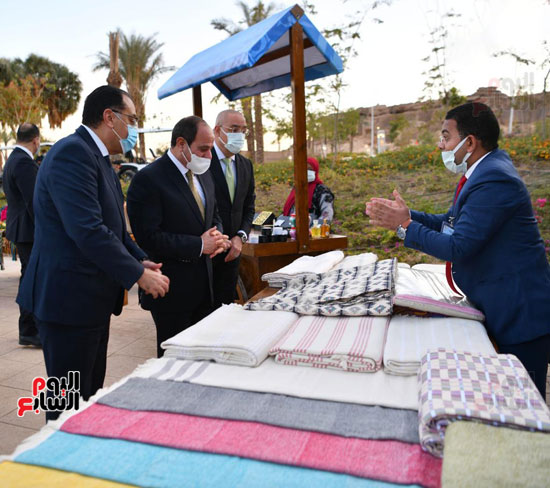 الرئيس السيسى يزور معرض الحرف اليدوية بأسوان الجديدة