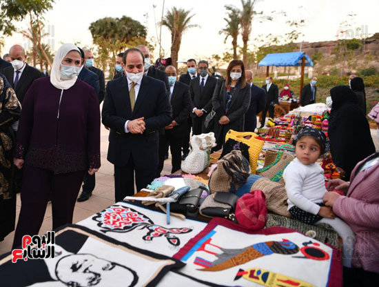 الرئيس السيسى يتفقد معرض الحرف اليدوية بمدينة أسوان الجديدة (2)