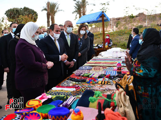 الرئيس السيسى يتفقد معرض الحرف اليدوية بمدينة أسوان الجديدة (1)
