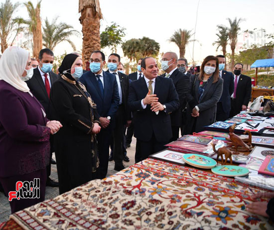 زيارة الرئيس السيسى معرض الحرف اليدوية بمدينة أسوان الجديدة (3)