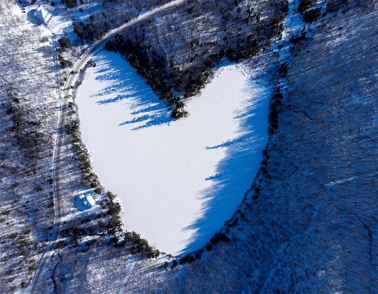 يغطي الثلج بحيرة بيكر بوند المجمدة على شكل قلب  كندا