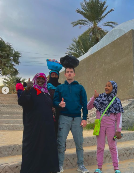 الممثل الاسباني ميجيل برناردو وسط اهالي اسوان