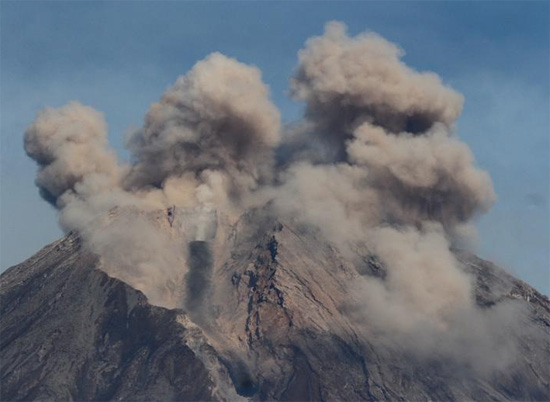 بركان جبل سيميرو ينفث