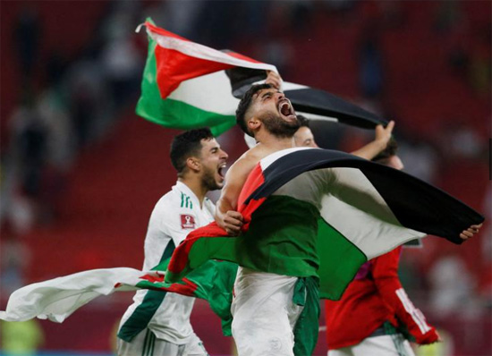 لاعبو الجزائر يحتفلون بفوزهم بنهائي كأس العرب أمام المغرب