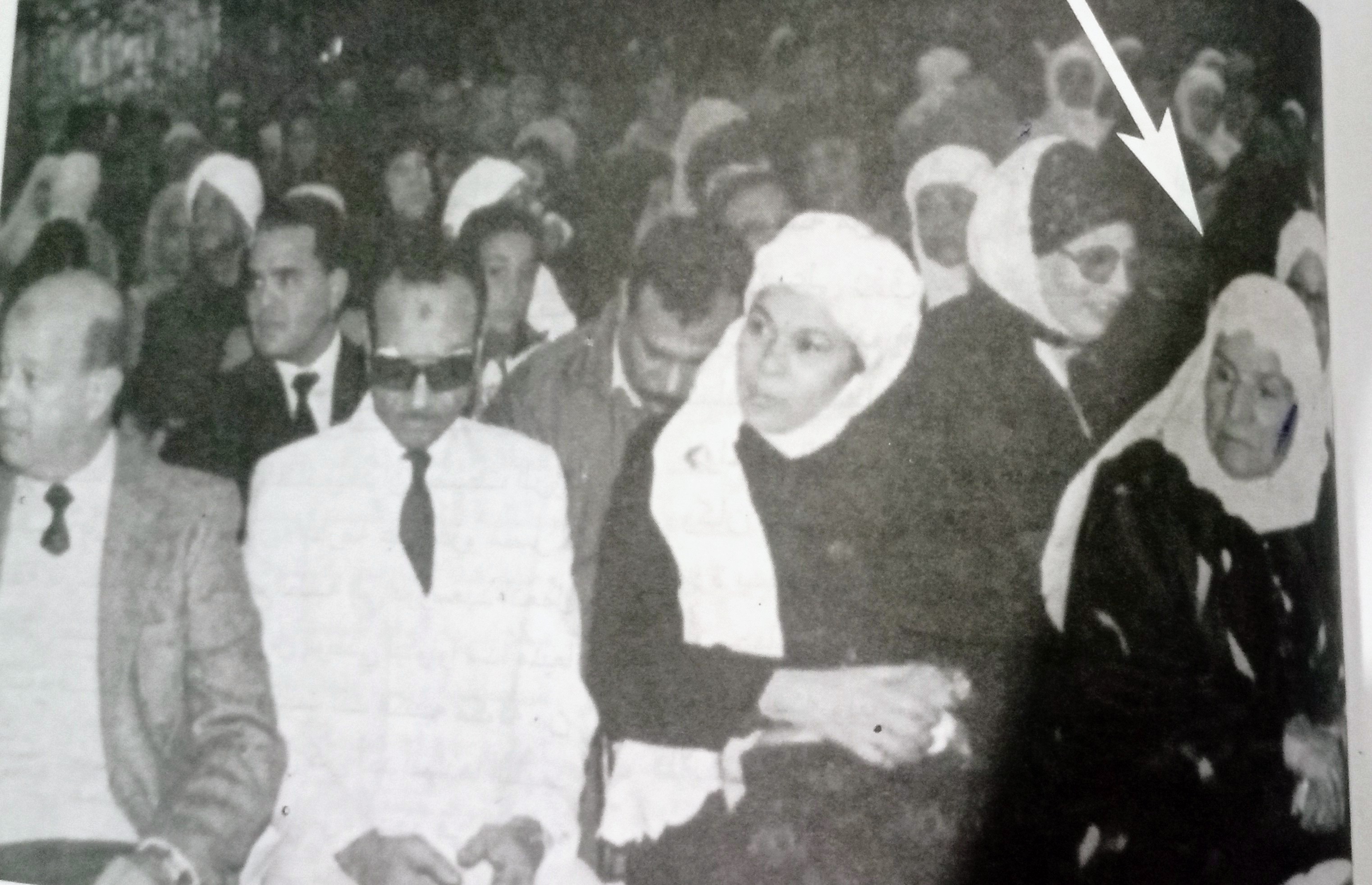 البطلة فتحية الأخرس الشهيرة بأم على تجلس يمين الفدائى محمد مهران