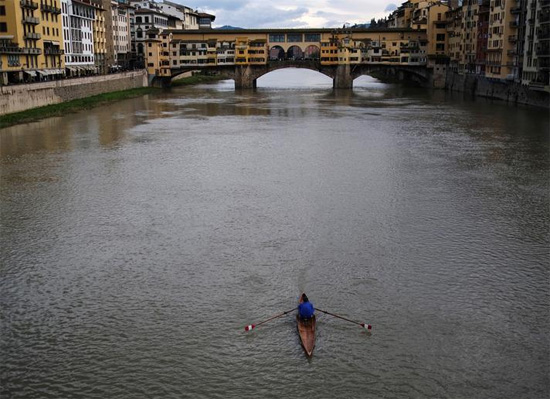 رجل يجدف بزورقه على نهر أرنو فى بإيطاليا