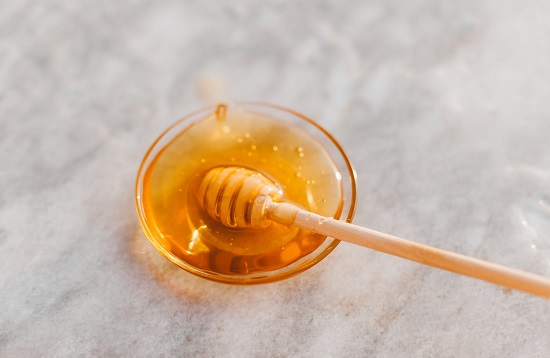 وصفات  لتفتيح البشرة بالعسل