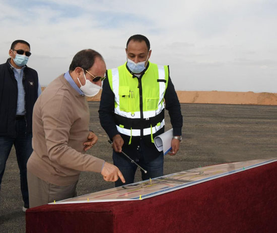 الرئيس السيسى يتفقد مشروعات شبكة الطرق الجديدة  والمحور الموازي لطريق القاهرة السويس  (7)