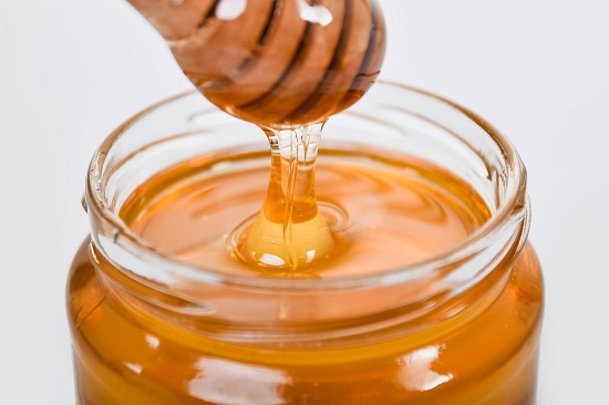 طرق طبيعية لتفتيح البشرة بالعسل