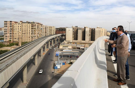 الرئيس السيسى يتفقد مشروعات شبكة الطرق الجديدة  والمحور الموازي لطريق القاهرة السويس  (13)