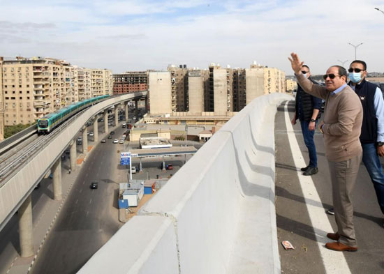 الرئيس السيسى يتفقد مشروعات شبكة الطرق الجديدة  والمحور الموازي لطريق القاهرة السويس  (14)
