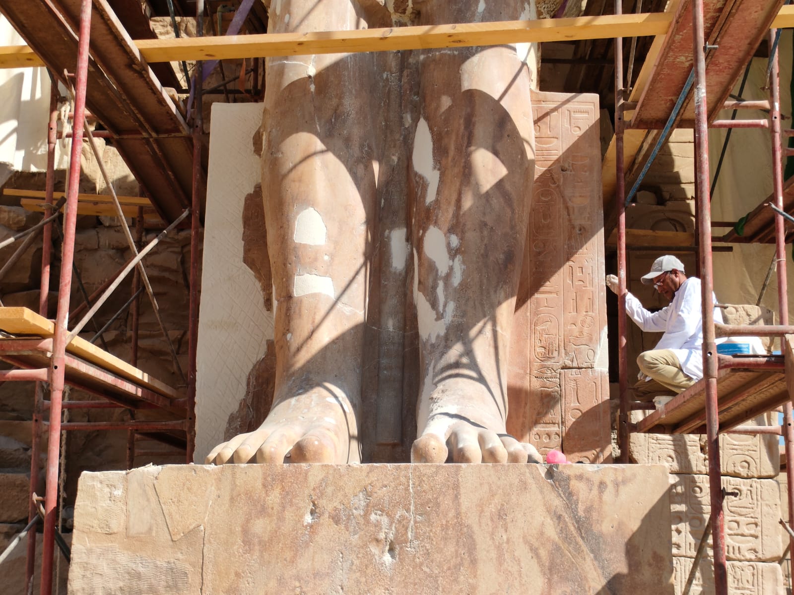 رجال الكرنك يستكملون ترميمات تمثال الملك تحتمس الثانى النادر  (4)