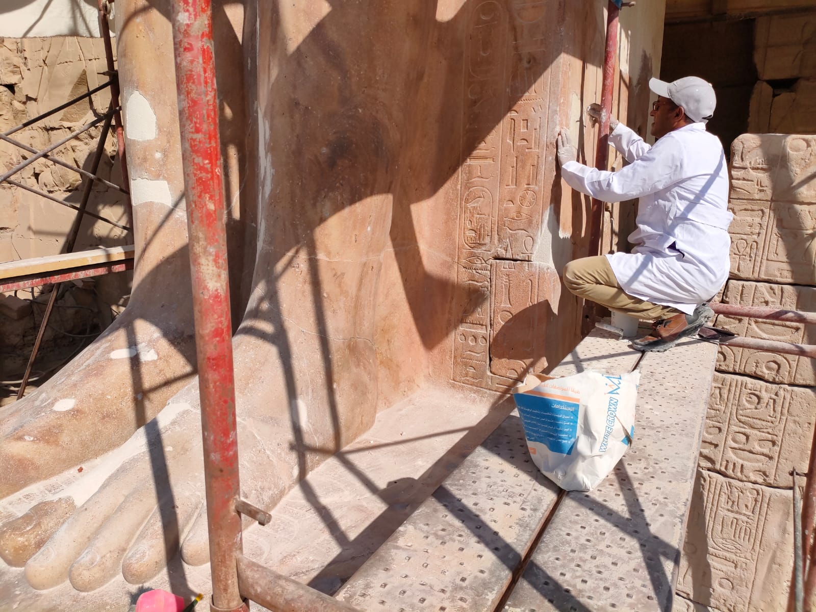 رجال الكرنك يستكملون ترميمات تمثال الملك تحتمس الثانى النادر  (3)