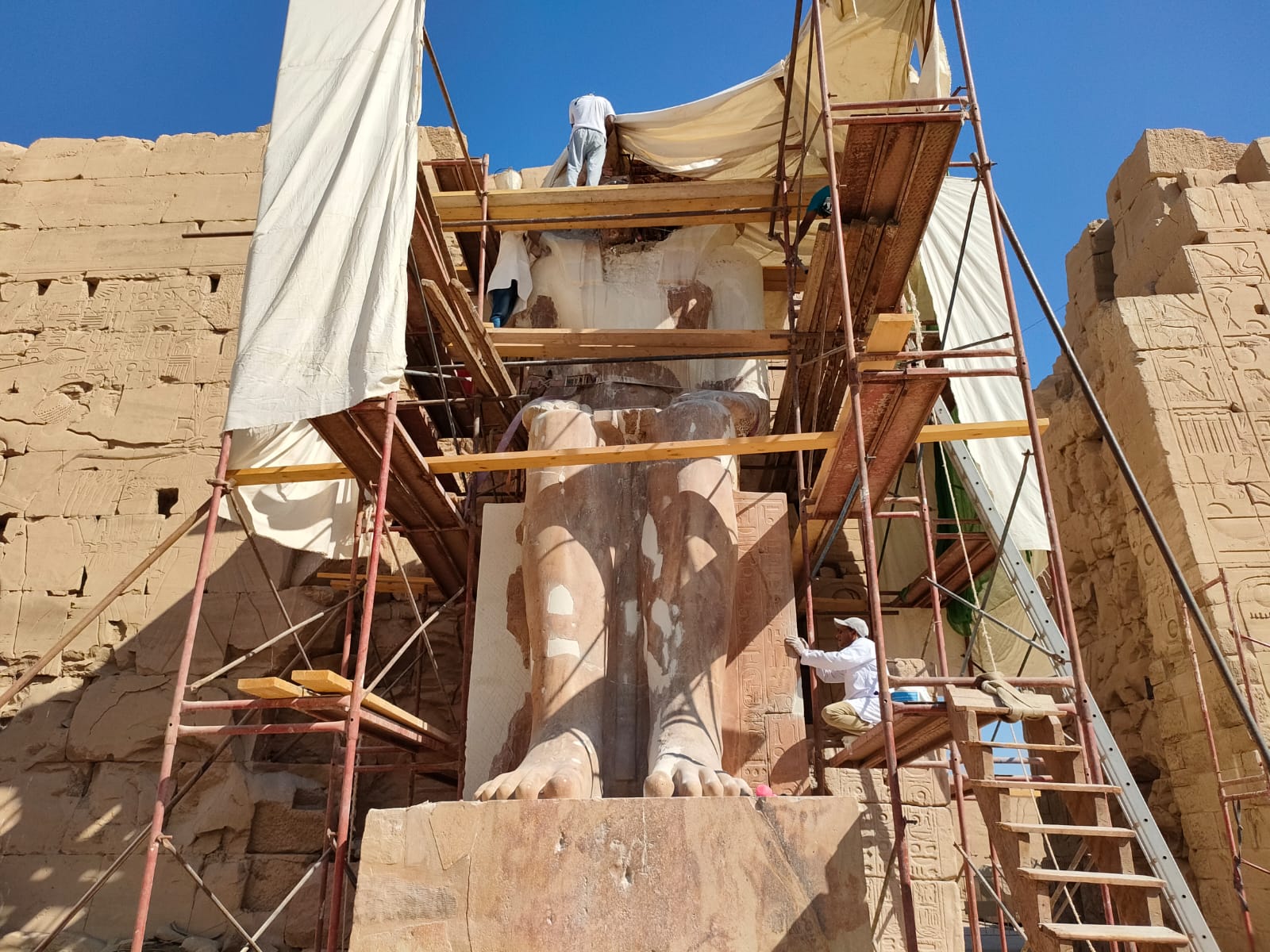 رجال الكرنك يستكملون ترميمات تمثال الملك تحتمس الثانى النادر  (2)