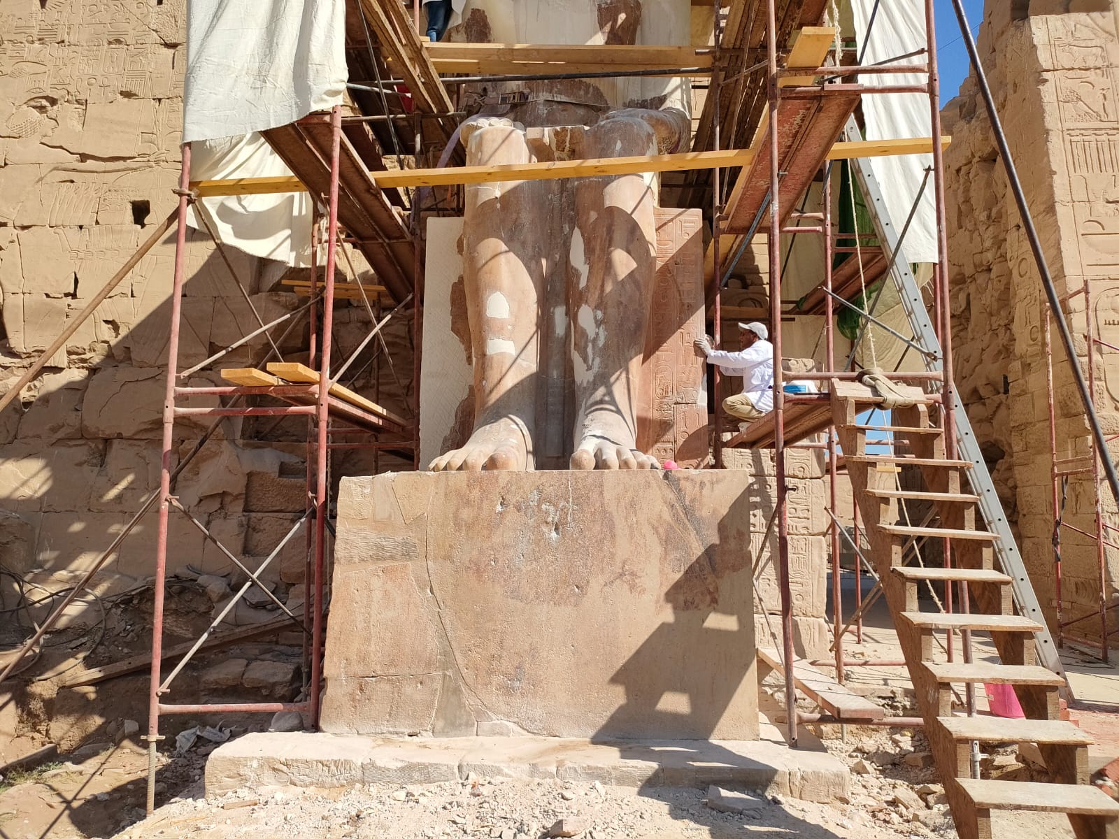 رجال الكرنك يستكملون ترميمات تمثال الملك تحتمس الثانى النادر  (5)
