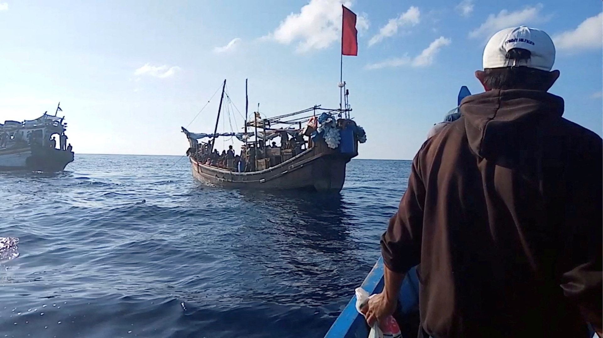قارب يقل 120 لاجئا من الروهينغا (2)
