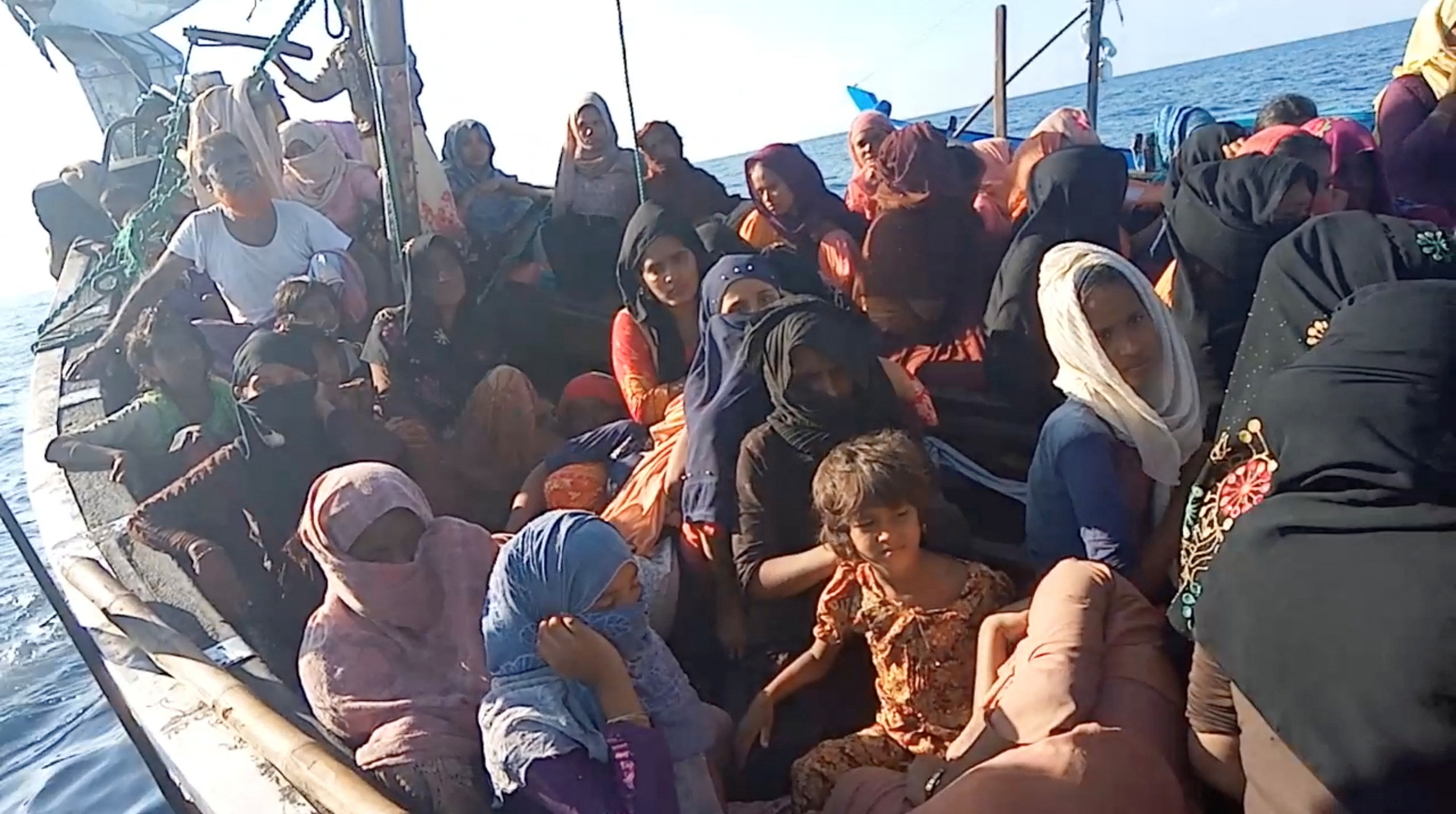 قارب يقل 120 لاجئا من الروهينغا (3)
