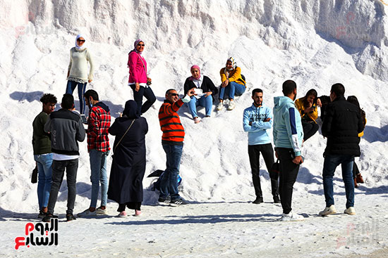 توافد المواطنين  إلى ملاحات  مدينة بورفؤاد للتزحلق على جبال الملح