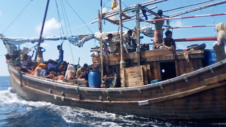 قارب يقل 120 لاجئا من الروهينغا (1)