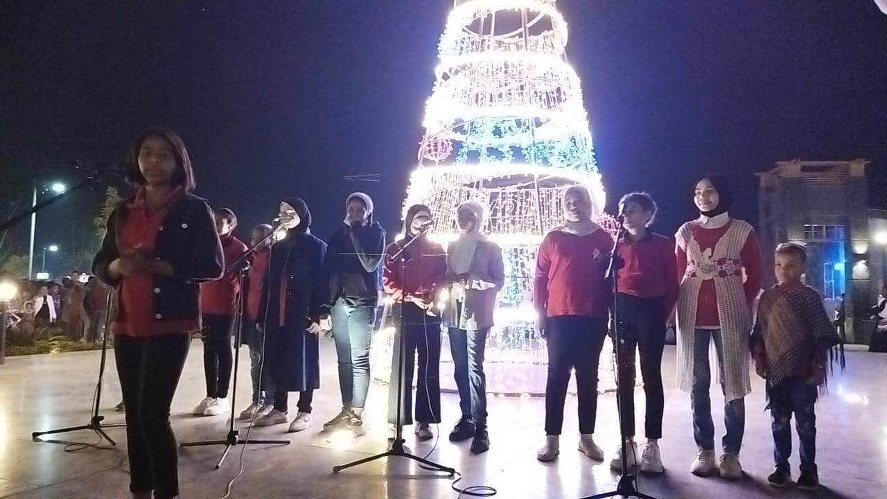 عروض فنية وكورال أطفال بميدان المحطة بمدينة أسوان احتفالا بالكريسماس (4)